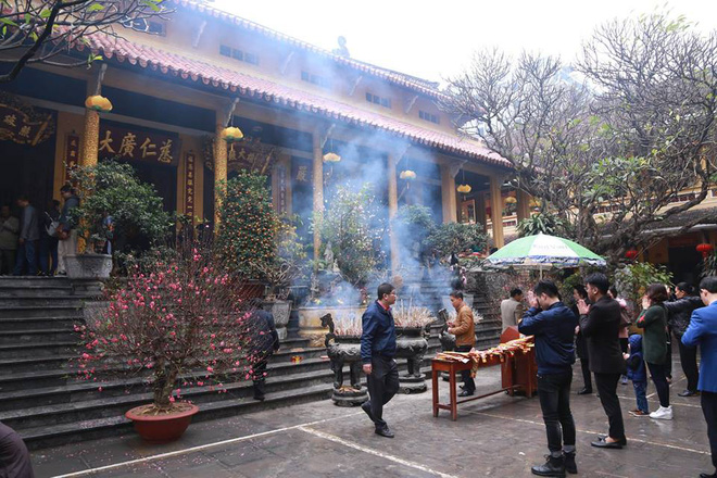 Hà Nội: Người dân đổ xô đến các chùa cầu an, mua muối lấy may mắn đầu năm Hà Nội: Người dân đổ xô đến các chùa cầu an, mua muối lấy may mắn đầu năm